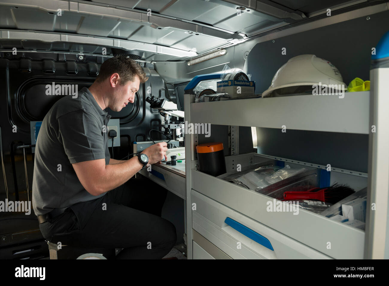 Santé et la sécurité des techniciens de laboratoire vérifier des immeubles et des propriétés sur les dangers pour l'environnement, tels que l'amiante et de la qualité de l'eau avec équipement correct Banque D'Images