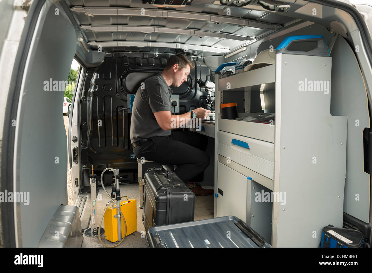 Santé et la sécurité des techniciens de laboratoire vérifier des immeubles et des propriétés sur les dangers pour l'environnement, tels que l'amiante et de la qualité de l'eau avec équipement correct Banque D'Images