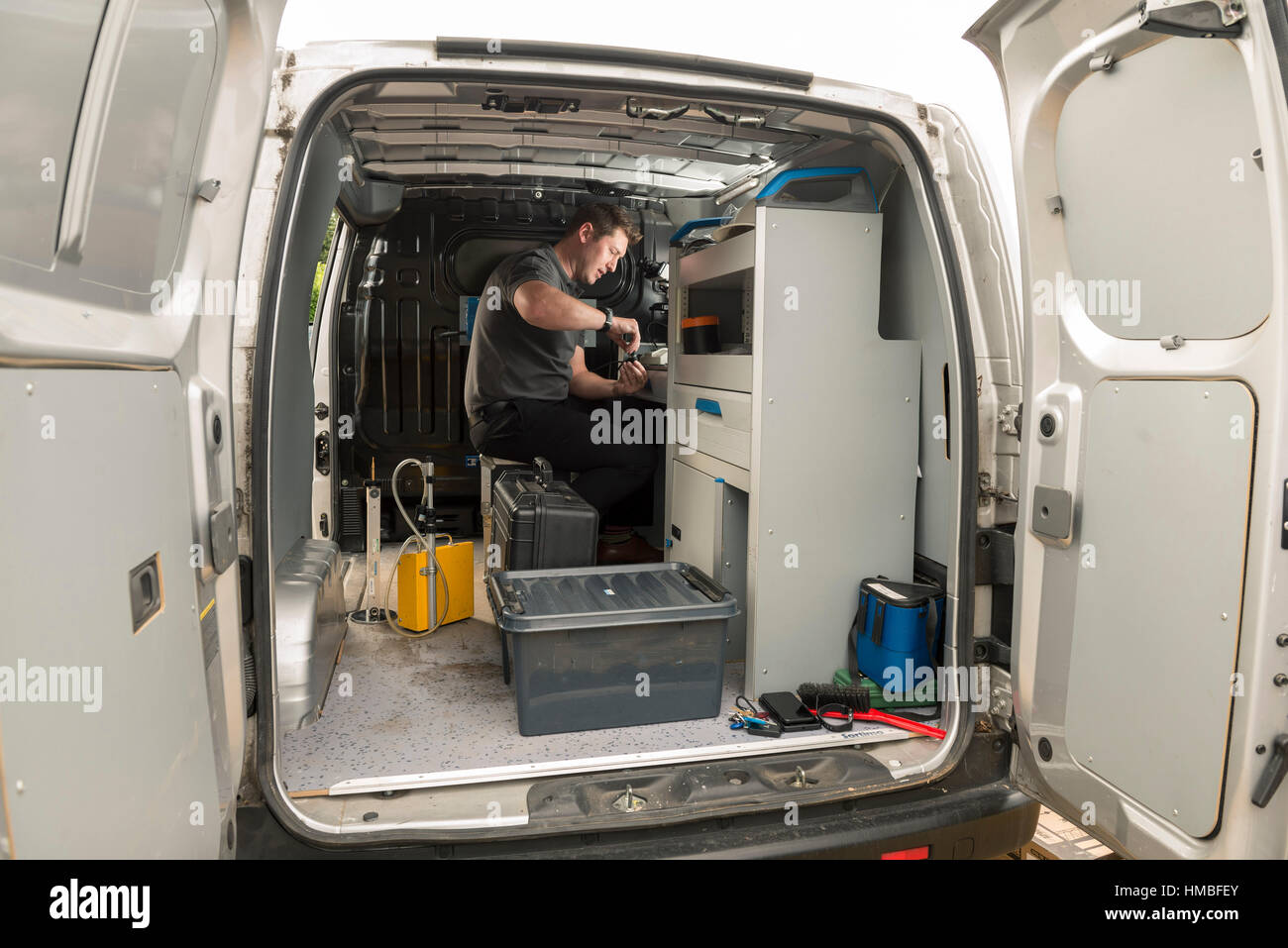 Santé et la sécurité des techniciens de laboratoire vérifier des immeubles et des propriétés sur les dangers pour l'environnement, tels que l'amiante et de la qualité de l'eau avec équipement correct Banque D'Images