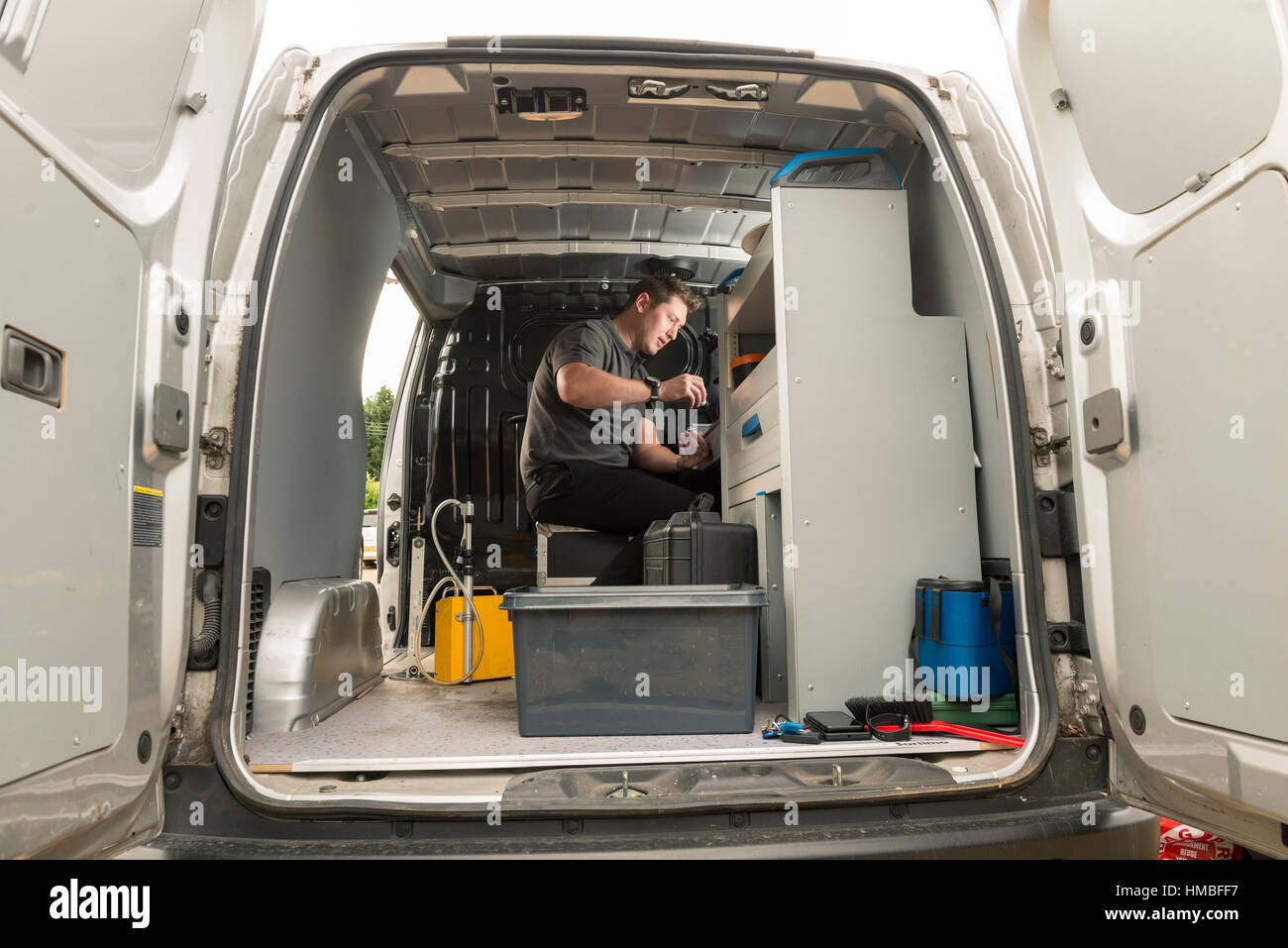 Santé et la sécurité des techniciens de laboratoire vérifier des immeubles et des propriétés sur les dangers pour l'environnement, tels que l'amiante et de la qualité de l'eau avec équipement correct Banque D'Images