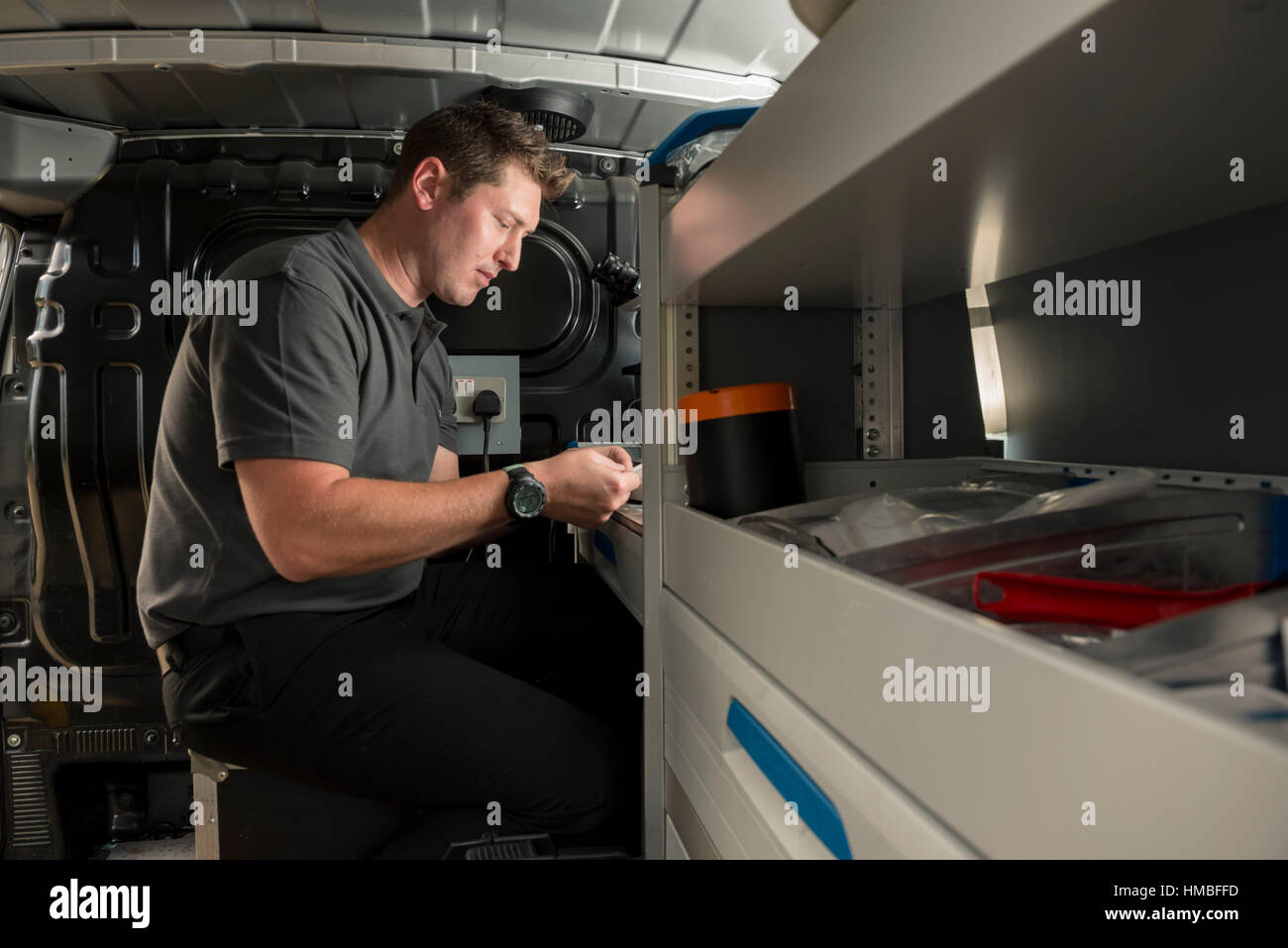Santé et la sécurité des techniciens de laboratoire vérifier des immeubles et des propriétés sur les dangers pour l'environnement, tels que l'amiante et de la qualité de l'eau avec équipement correct Banque D'Images