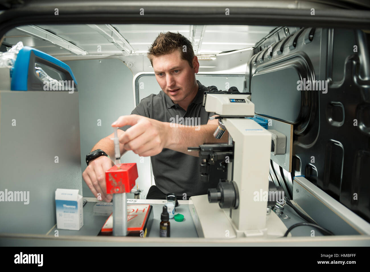Santé et la sécurité des techniciens de laboratoire vérifier des immeubles et des propriétés sur les dangers pour l'environnement, tels que l'amiante et de la qualité de l'eau avec équipement correct Banque D'Images