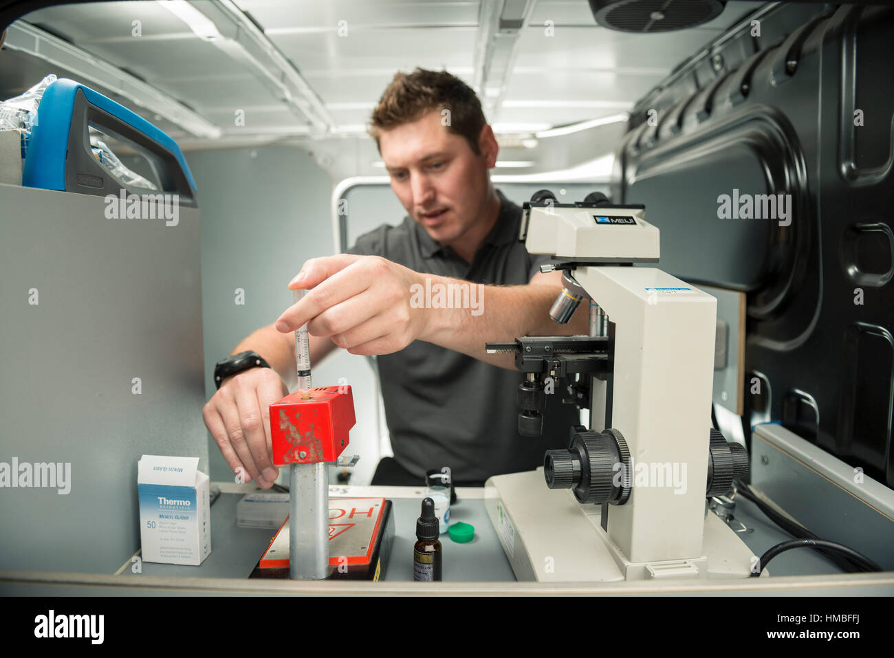 Santé et la sécurité des techniciens de laboratoire vérifier des immeubles et des propriétés sur les dangers pour l'environnement, tels que l'amiante et de la qualité de l'eau avec équipement correct Banque D'Images