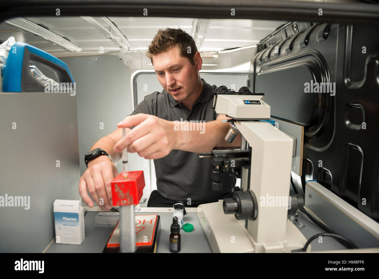Santé et la sécurité des techniciens de laboratoire vérifier des immeubles et des propriétés sur les dangers pour l'environnement, tels que l'amiante et de la qualité de l'eau avec équipement correct Banque D'Images