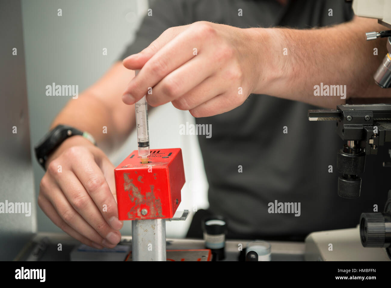 Santé et la sécurité des techniciens de laboratoire vérifier des immeubles et des propriétés sur les dangers pour l'environnement, tels que l'amiante et de la qualité de l'eau avec équipement correct Banque D'Images