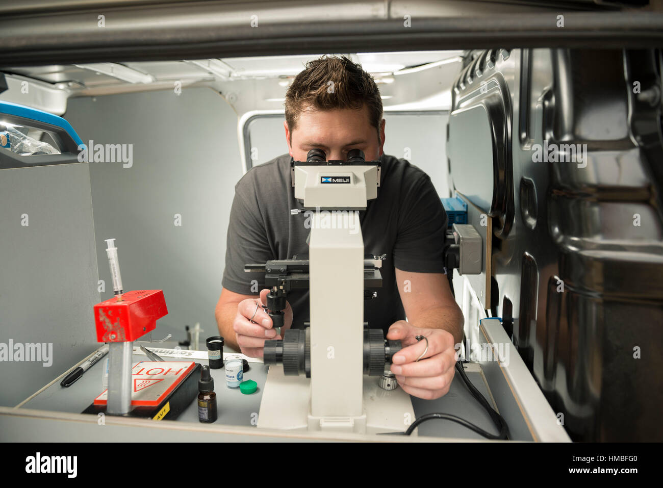Santé et la sécurité des techniciens de laboratoire vérifier des immeubles et des propriétés sur les dangers pour l'environnement, tels que l'amiante et de la qualité de l'eau avec équipement correct Banque D'Images