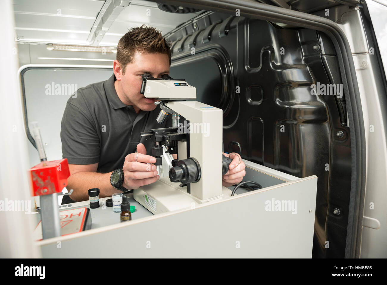 Santé et la sécurité des techniciens de laboratoire vérifier des immeubles et des propriétés sur les dangers pour l'environnement, tels que l'amiante et de la qualité de l'eau avec équipement correct Banque D'Images