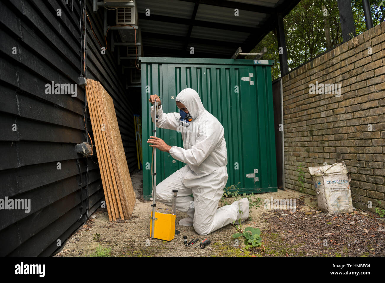 Santé et la sécurité des techniciens de laboratoire vérifier des immeubles et des propriétés sur les dangers pour l'environnement, tels que l'amiante et de la qualité de l'eau avec équipement correct Banque D'Images