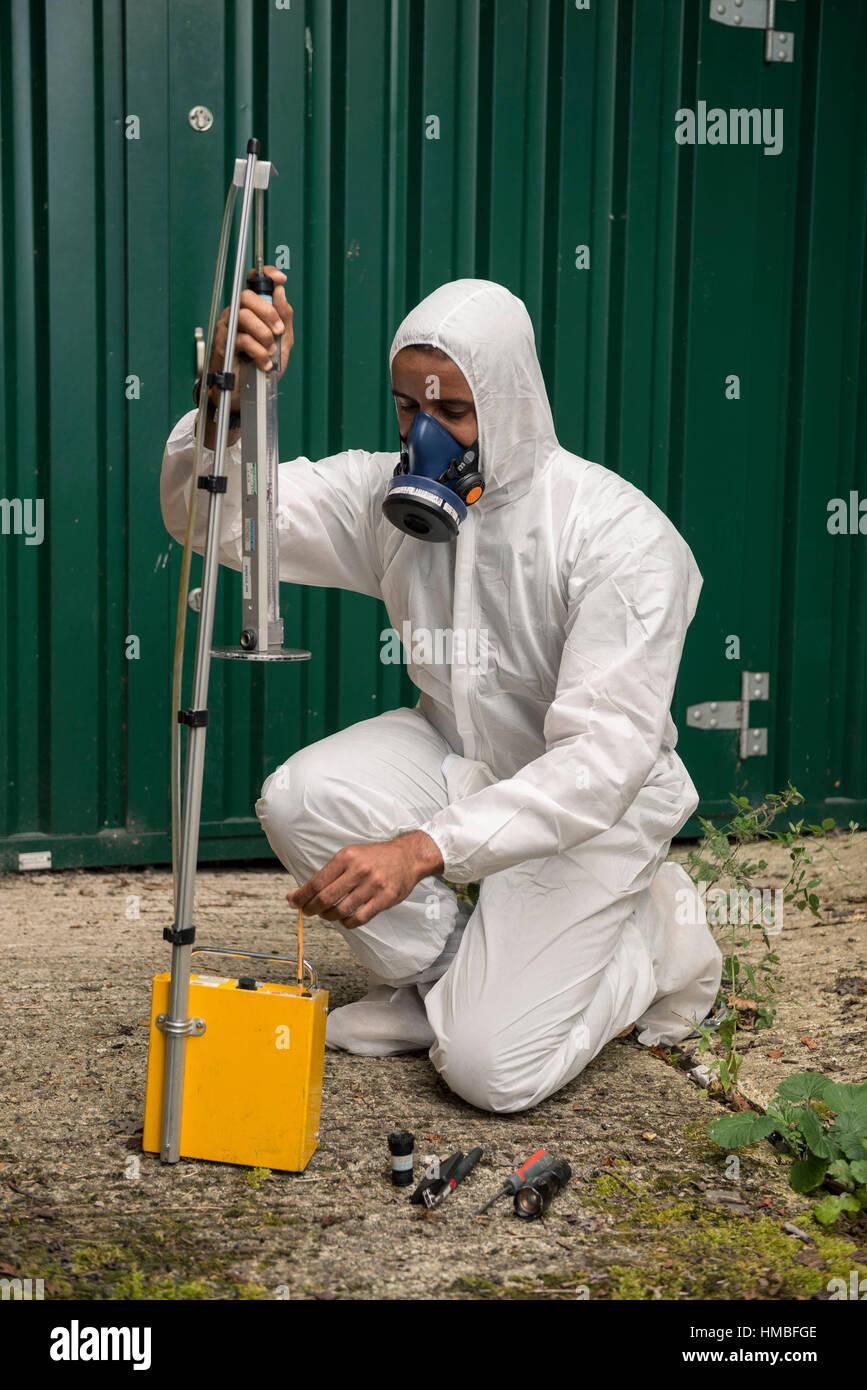 Santé et la sécurité des techniciens de laboratoire vérifier des immeubles et des propriétés sur les dangers pour l'environnement, tels que l'amiante et de la qualité de l'eau avec équipement correct Banque D'Images