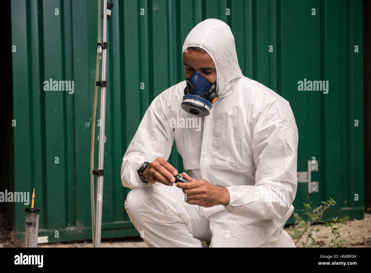 Santé et la sécurité des techniciens de laboratoire vérifier des immeubles et des propriétés sur les dangers pour l'environnement, tels que l'amiante et de la qualité de l'eau avec équipement correct Banque D'Images