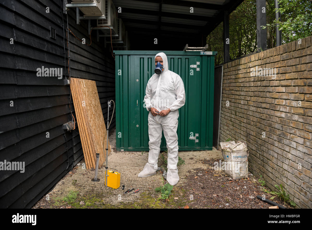 Santé et la sécurité des techniciens de laboratoire vérifier des immeubles et des propriétés sur les dangers pour l'environnement, tels que l'amiante et de la qualité de l'eau avec équipement correct Banque D'Images