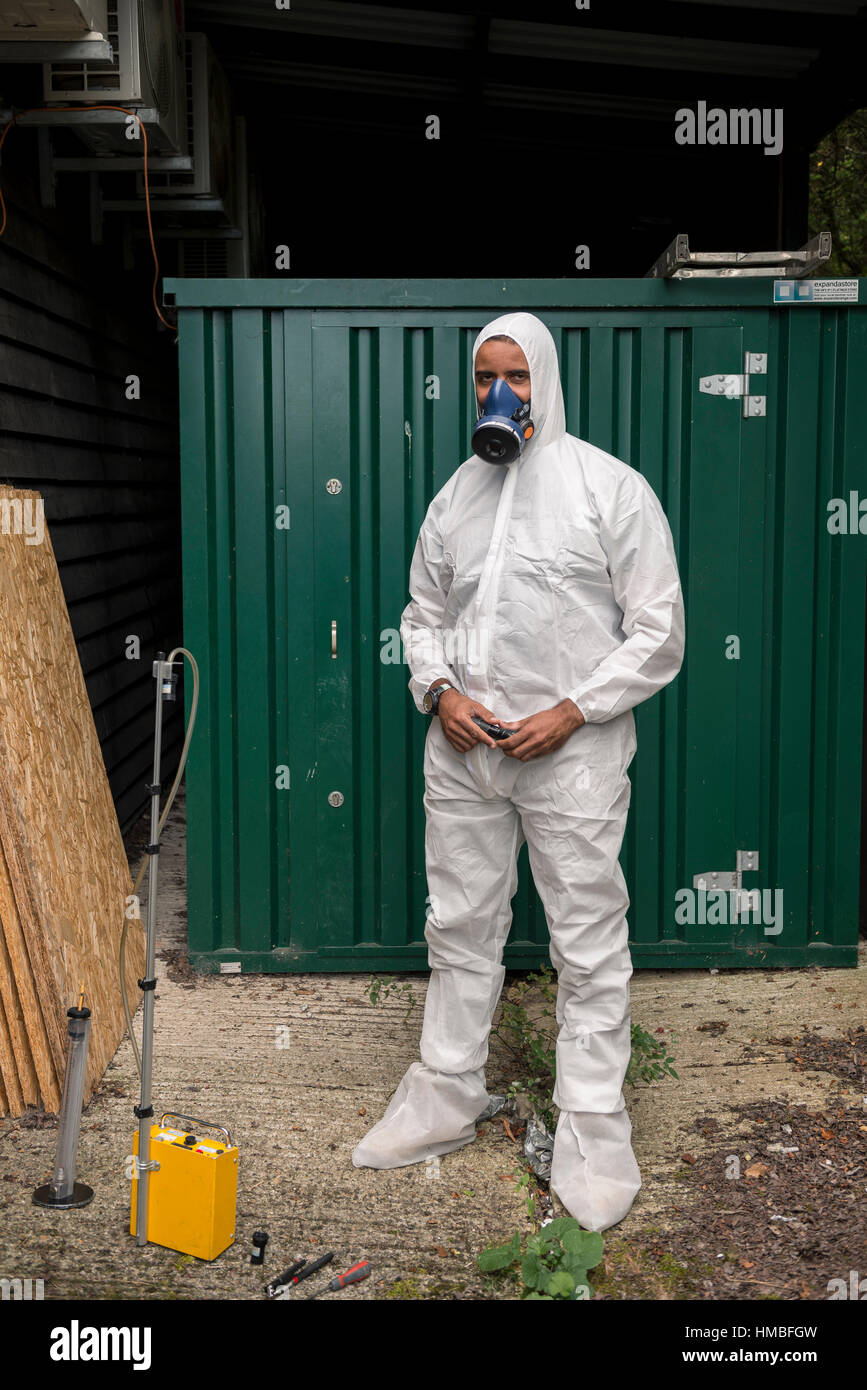 Santé et la sécurité des techniciens de laboratoire vérifier des immeubles et des propriétés sur les dangers pour l'environnement, tels que l'amiante et de la qualité de l'eau avec équipement correct Banque D'Images