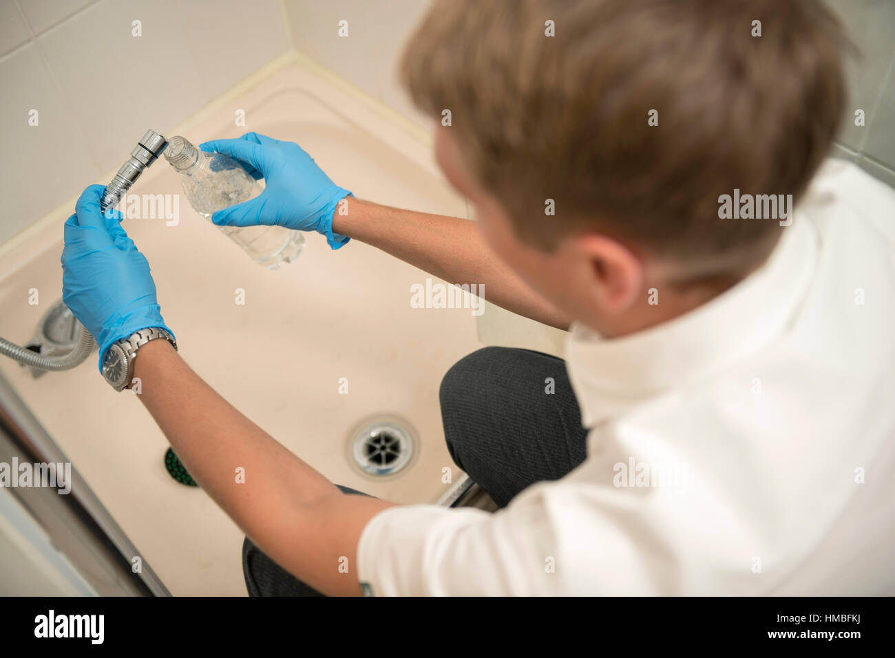 Santé et la sécurité des techniciens de laboratoire vérifier des immeubles et des propriétés sur les dangers pour l'environnement, tels que l'amiante et de la qualité de l'eau avec équipement correct Banque D'Images