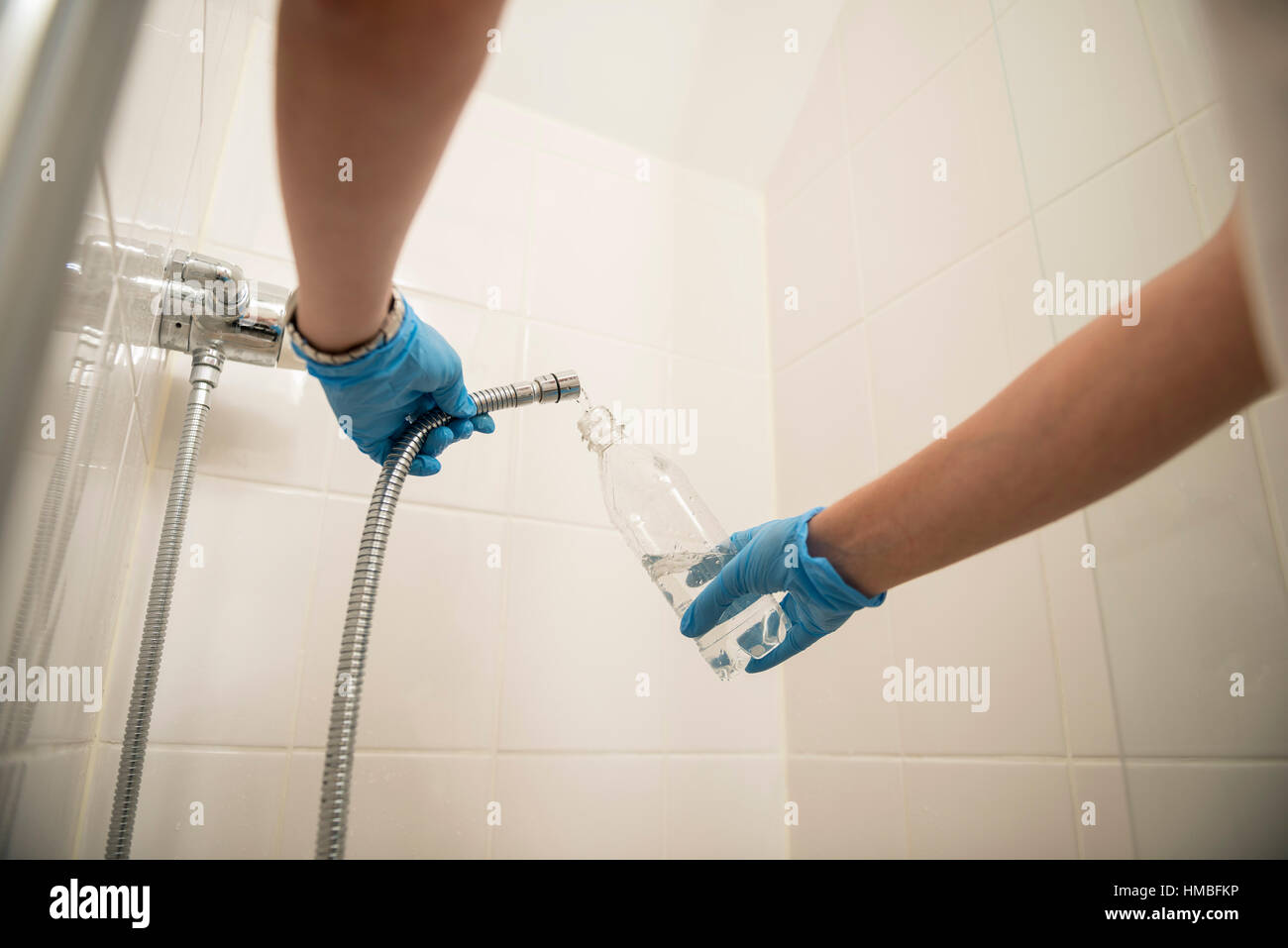 Santé et la sécurité des techniciens de laboratoire vérifier des immeubles et des propriétés sur les dangers pour l'environnement, tels que l'amiante et de la qualité de l'eau avec équipement correct Banque D'Images