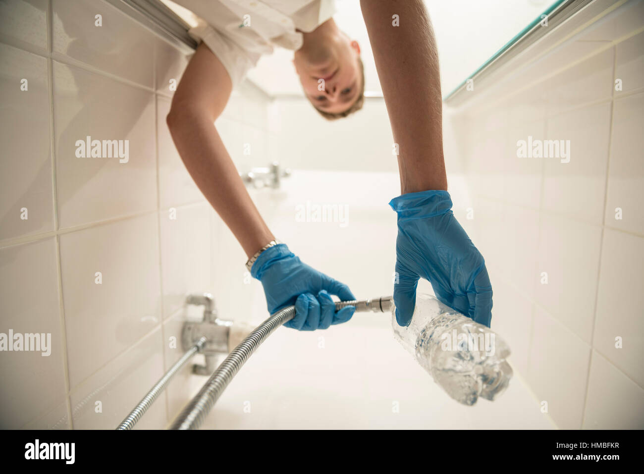 Santé et la sécurité des techniciens de laboratoire vérifier des immeubles et des propriétés sur les dangers pour l'environnement, tels que l'amiante et de la qualité de l'eau avec équipement correct Banque D'Images