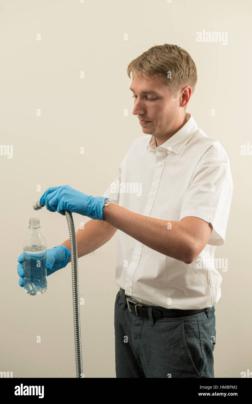 Santé et la sécurité des techniciens de laboratoire vérifier des immeubles et des propriétés sur les dangers pour l'environnement, tels que l'amiante et de la qualité de l'eau avec équipement correct Banque D'Images