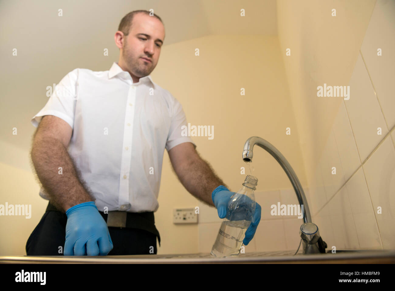 Santé et la sécurité des techniciens de laboratoire vérifier des immeubles et des propriétés sur les dangers pour l'environnement, tels que l'amiante et de la qualité de l'eau avec équipement correct Banque D'Images