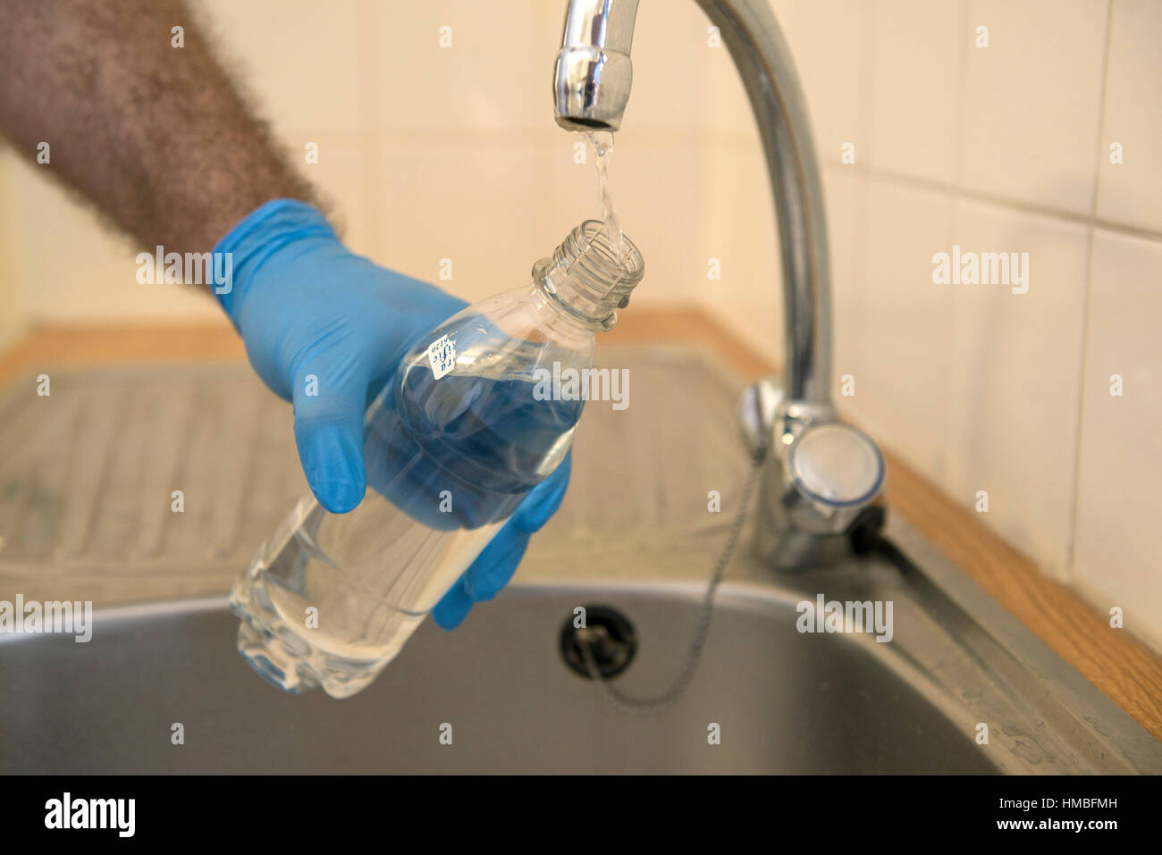 Santé et la sécurité des techniciens de laboratoire vérifier des immeubles et des propriétés sur les dangers pour l'environnement, tels que l'amiante et de la qualité de l'eau avec équipement correct Banque D'Images