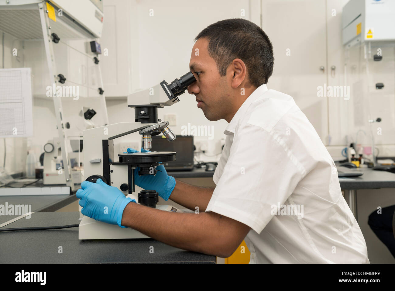 Santé et la sécurité des techniciens de laboratoire vérifier des immeubles et des propriétés sur les dangers pour l'environnement, tels que l'amiante et de la qualité de l'eau avec équipement correct Banque D'Images