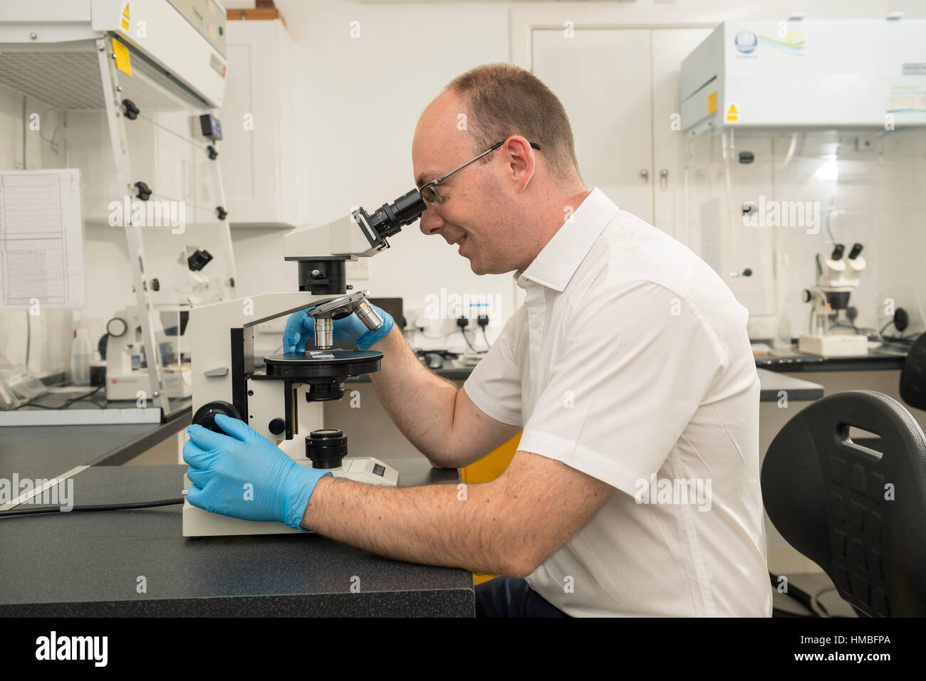 Santé et la sécurité des techniciens de laboratoire vérifier des immeubles et des propriétés sur les dangers pour l'environnement, tels que l'amiante et de la qualité de l'eau avec équipement correct Banque D'Images