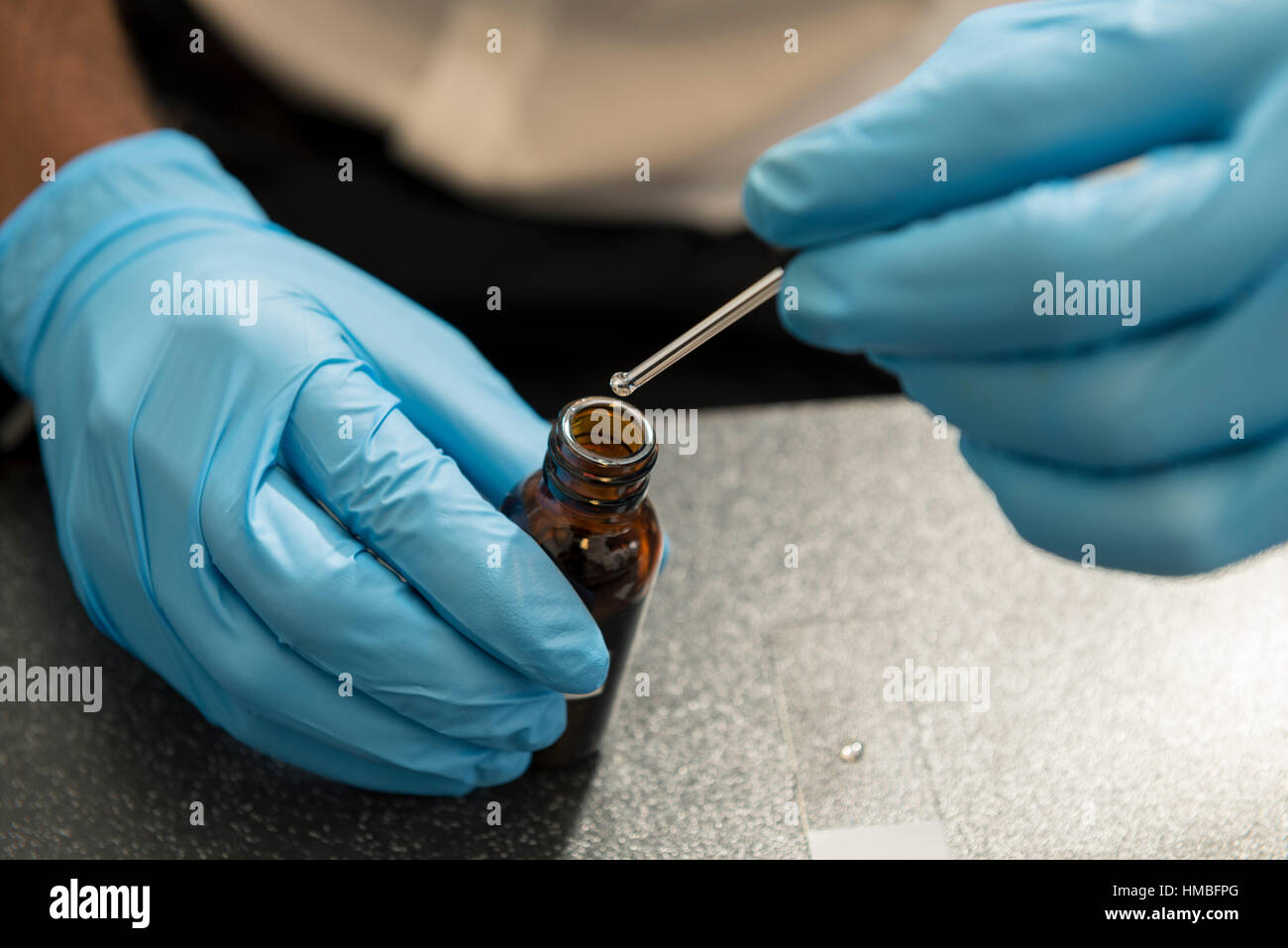 Santé et la sécurité des techniciens de laboratoire vérifier des immeubles et des propriétés sur les dangers pour l'environnement, tels que l'amiante et de la qualité de l'eau avec équipement correct Banque D'Images