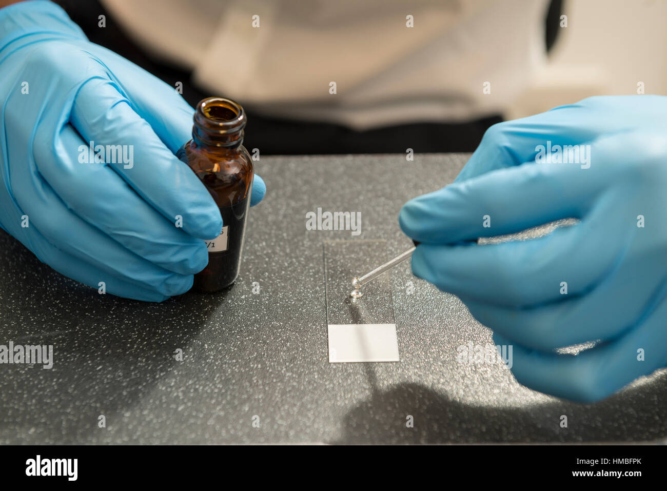 Santé et la sécurité des techniciens de laboratoire vérifier des immeubles et des propriétés sur les dangers pour l'environnement, tels que l'amiante et de la qualité de l'eau avec équipement correct Banque D'Images