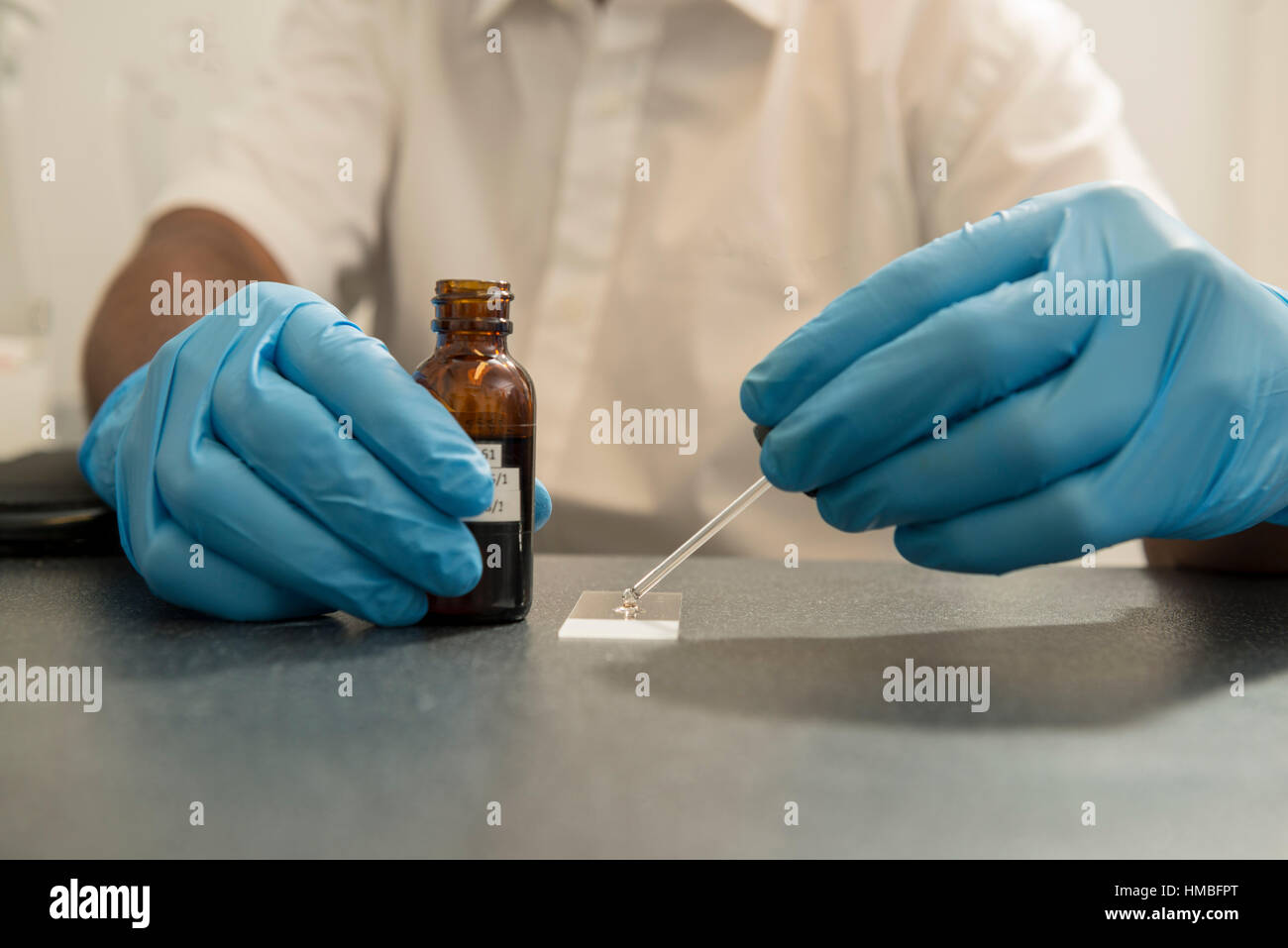 Santé et la sécurité des techniciens de laboratoire vérifier des immeubles et des propriétés sur les dangers pour l'environnement, tels que l'amiante et de la qualité de l'eau avec équipement correct Banque D'Images