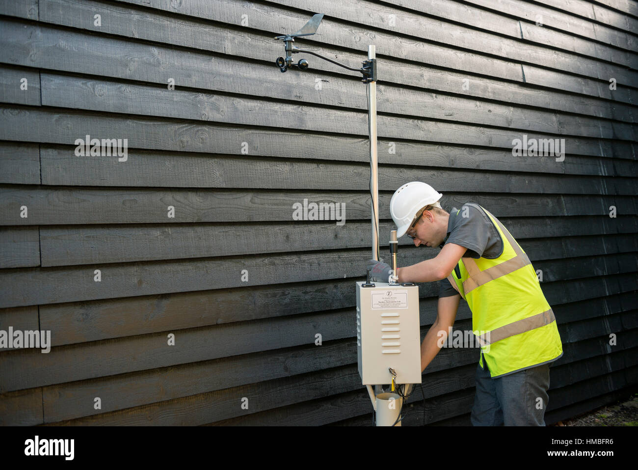 Santé et la sécurité des techniciens de laboratoire vérifier des immeubles et des propriétés sur les dangers pour l'environnement, tels que l'amiante et de la qualité de l'eau avec équipement correct Banque D'Images