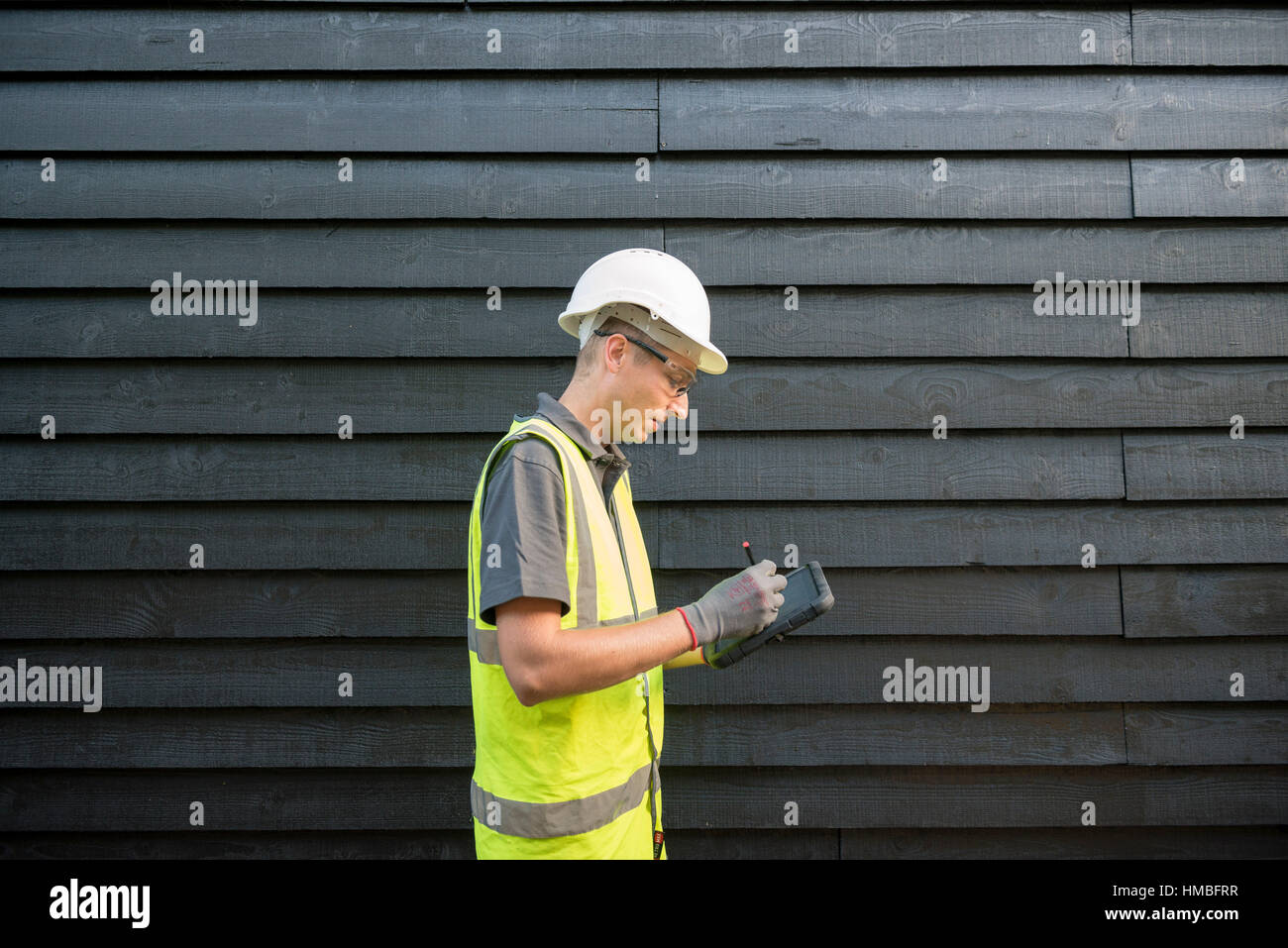 Santé et la sécurité des techniciens de laboratoire vérifier des immeubles et des propriétés sur les dangers pour l'environnement, tels que l'amiante et de la qualité de l'eau avec équipement correct Banque D'Images