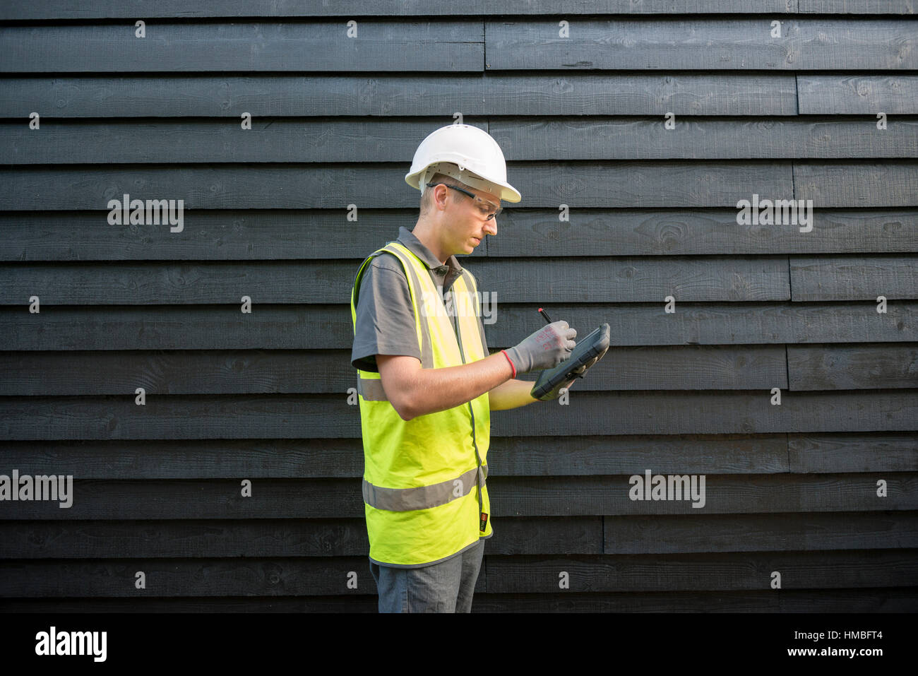 Santé et la sécurité des techniciens de laboratoire vérifier des immeubles et des propriétés sur les dangers pour l'environnement, tels que l'amiante et de la qualité de l'eau avec équipement correct Banque D'Images