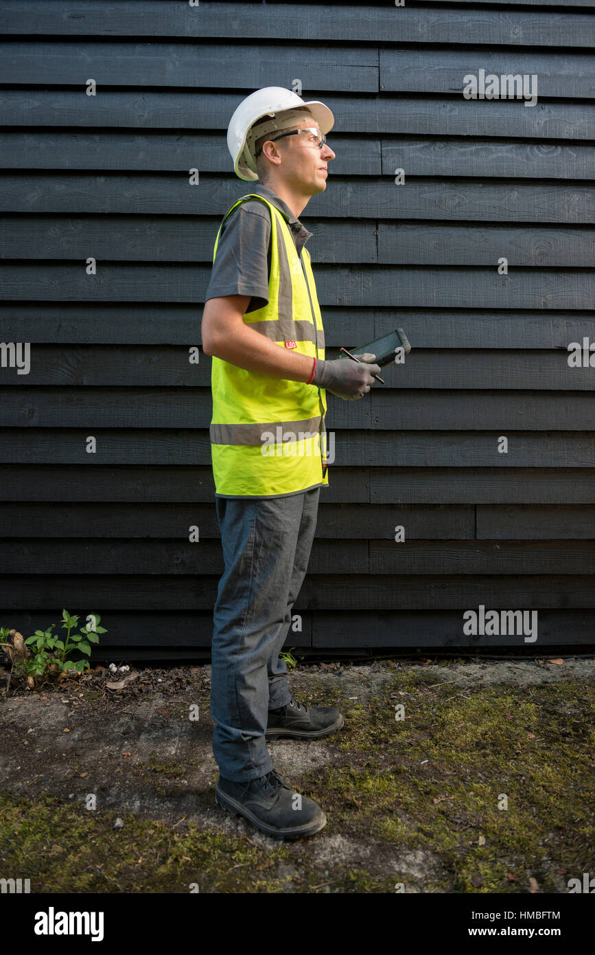 Santé et la sécurité des techniciens de laboratoire vérifier des immeubles et des propriétés sur les dangers pour l'environnement, tels que l'amiante et de la qualité de l'eau avec équipement correct Banque D'Images