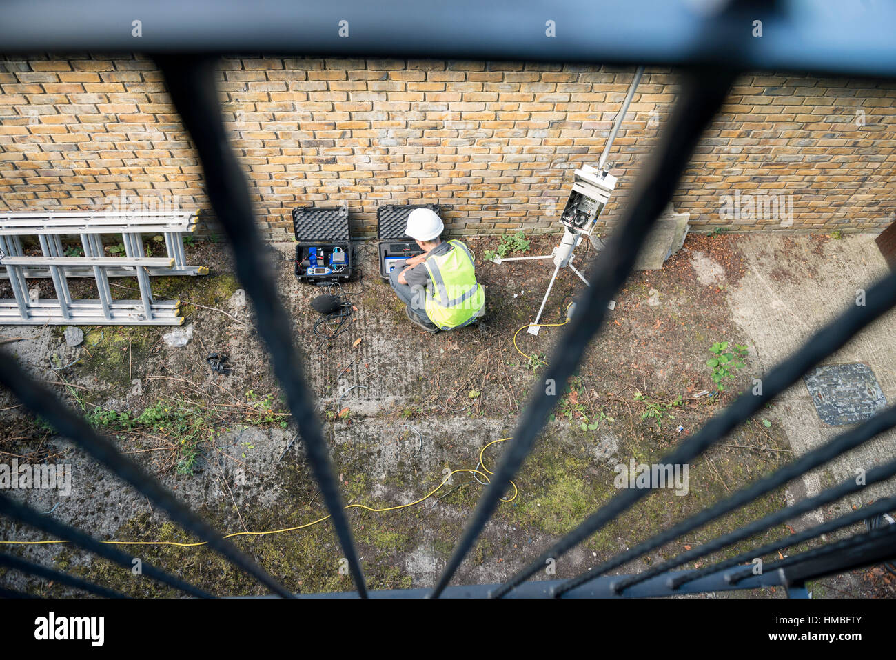Santé et la sécurité des techniciens de laboratoire vérifier des immeubles et des propriétés sur les dangers pour l'environnement, tels que l'amiante et de la qualité de l'eau avec équipement correct Banque D'Images