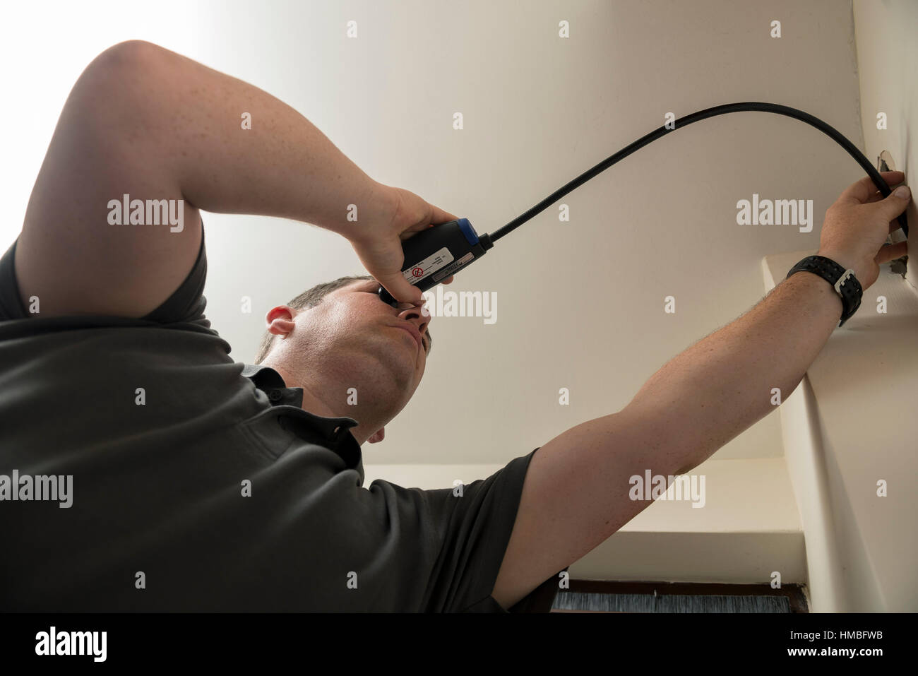 Santé et la sécurité des techniciens de laboratoire vérifier des immeubles et des propriétés sur les dangers pour l'environnement, tels que l'amiante et de la qualité de l'eau avec équipement correct Banque D'Images