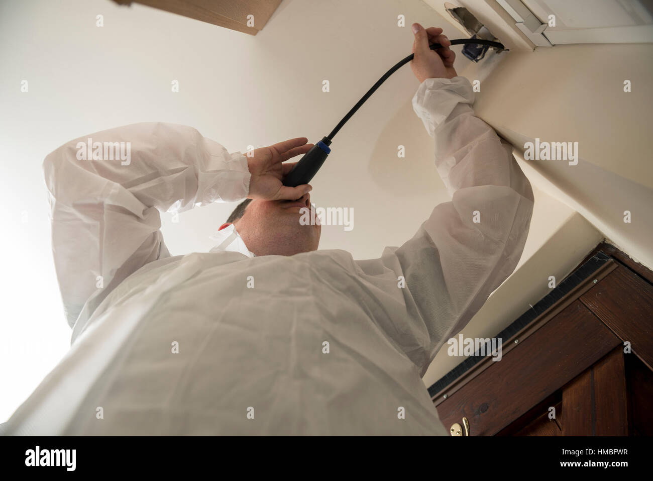 Santé et la sécurité des techniciens de laboratoire vérifier des immeubles et des propriétés sur les dangers pour l'environnement, tels que l'amiante et de la qualité de l'eau avec équipement correct Banque D'Images