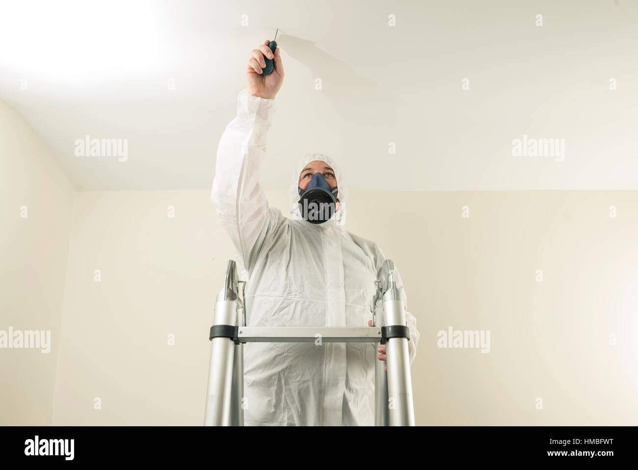 Santé et la sécurité des techniciens de laboratoire vérifier des immeubles et des propriétés sur les dangers pour l'environnement, tels que l'amiante et de la qualité de l'eau avec équipement correct Banque D'Images