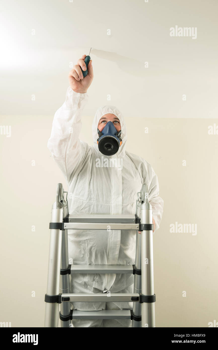 Santé et la sécurité des techniciens de laboratoire vérifier des immeubles et des propriétés sur les dangers pour l'environnement, tels que l'amiante et de la qualité de l'eau avec équipement correct Banque D'Images