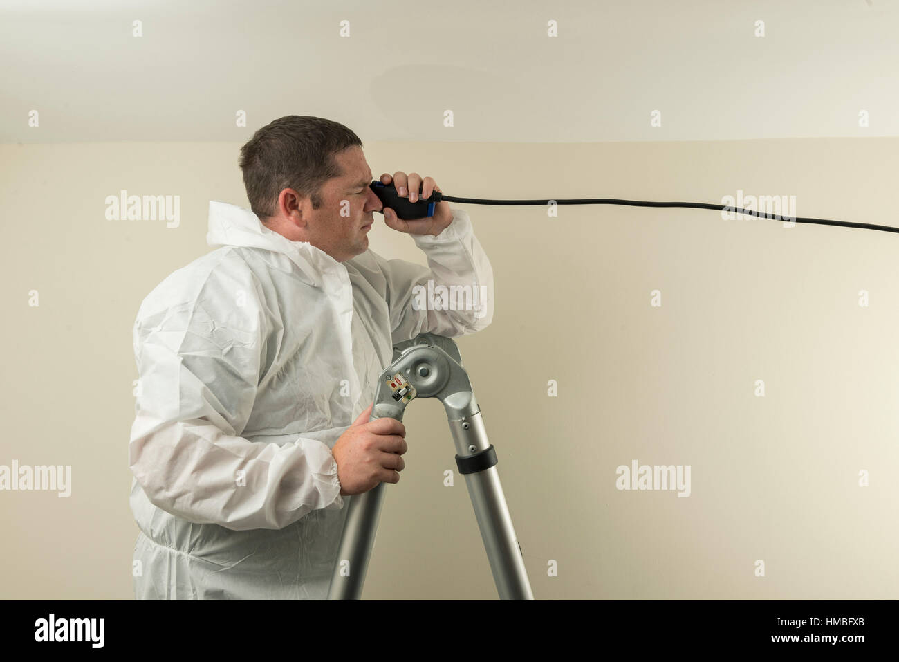 Santé et la sécurité des techniciens de laboratoire vérifier des immeubles et des propriétés sur les dangers pour l'environnement, tels que l'amiante et de la qualité de l'eau avec équipement correct Banque D'Images