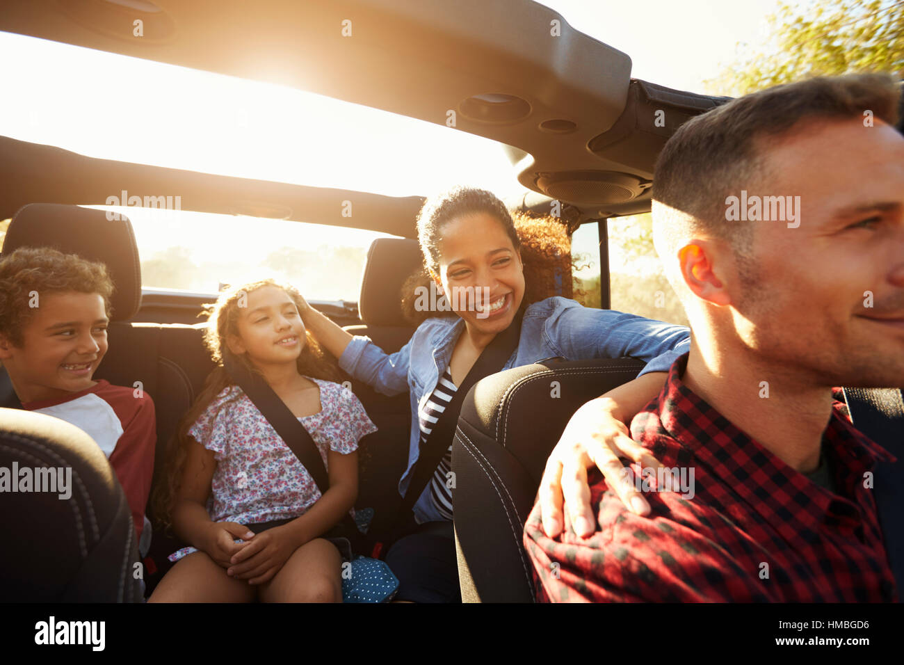 Famille heureuse d'un voyage en voiture, le passager avant POV Banque D'Images
