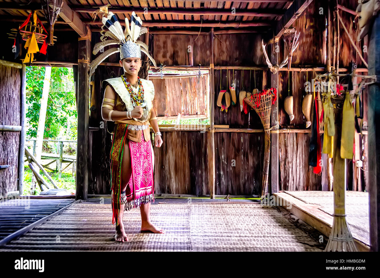 Guerrier Iban au Sarawak Cultural Village Banque D'Images