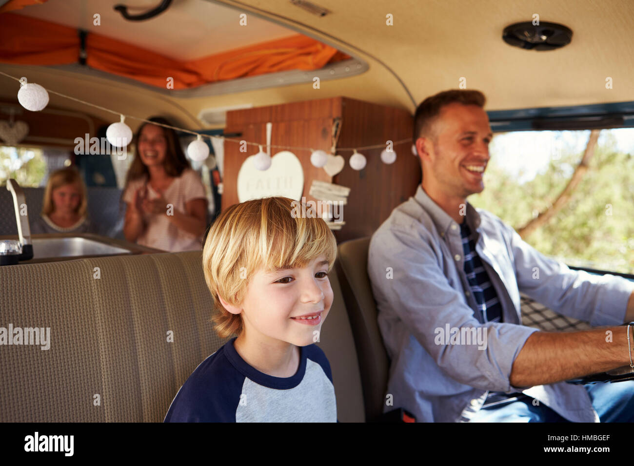 Papa course famille dans un camping-car, avec son fils à l'avant Banque D'Images