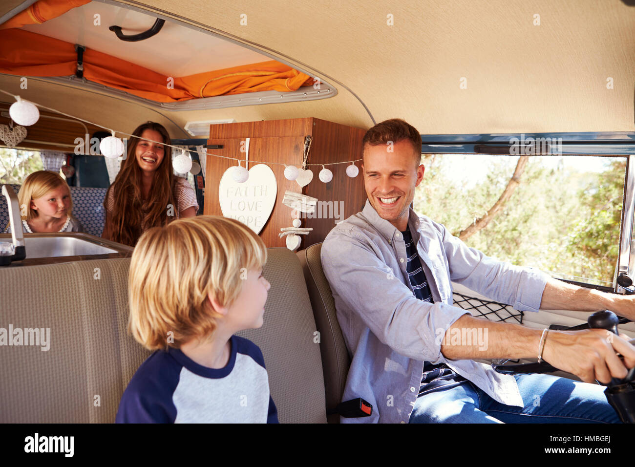 Papa course famille dans un camping-car, en regardant son fils Banque D'Images