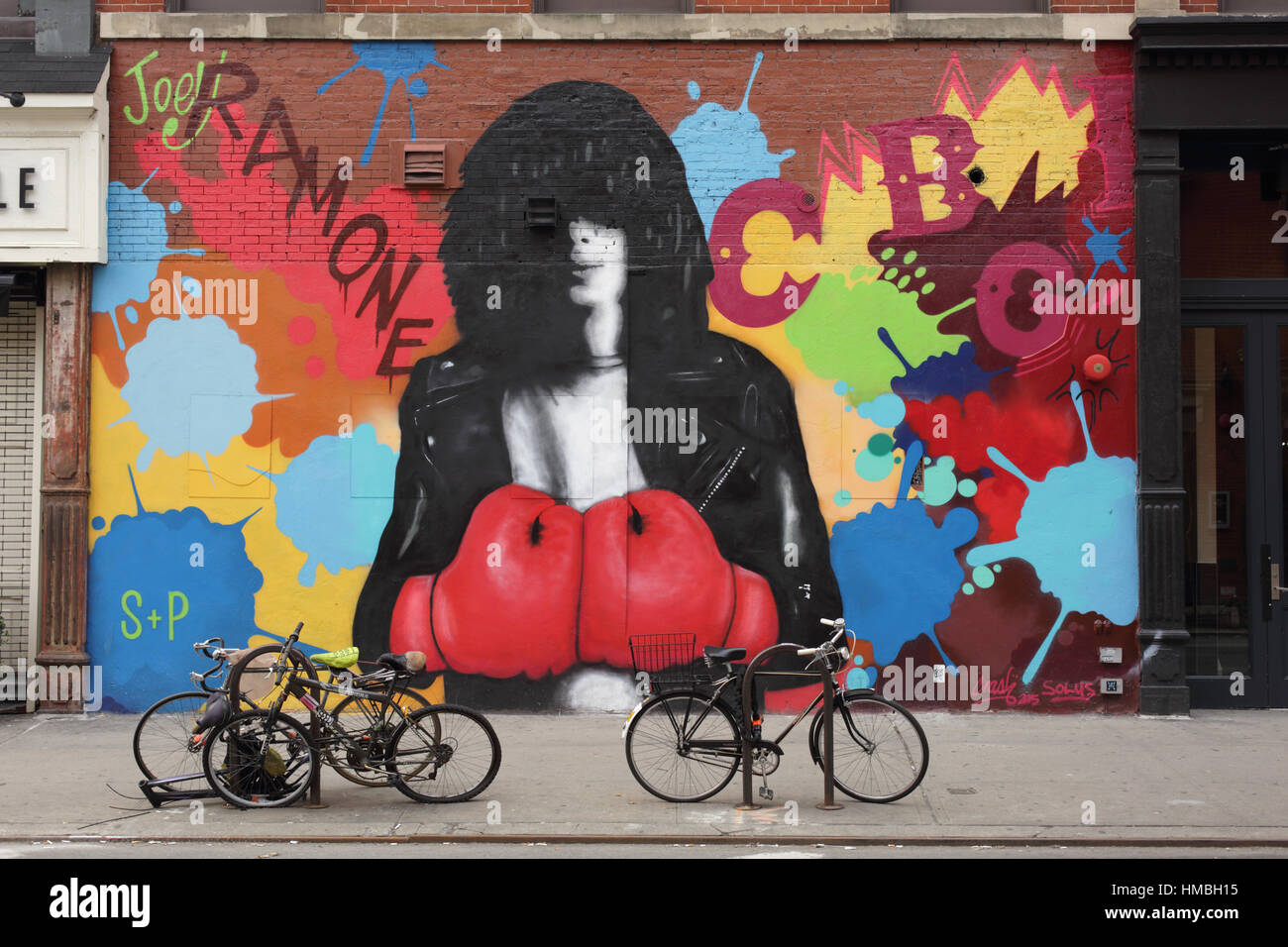 Murale colorée de Joey Ramone et le CBGB'S music club peint par accident et Solus sur Bleecker Street New York Banque D'Images