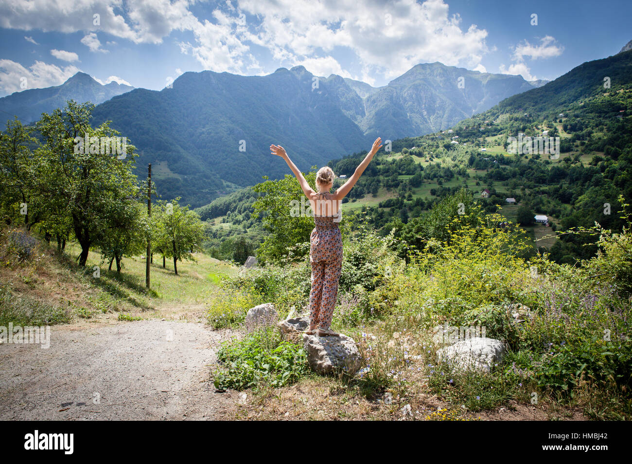 Heureux touriste en admirant des vues sur les montagnes. Avec sa fille randonneur sur la montagne. Dans les montagnes de tourisme. La randonnée. Banque D'Images