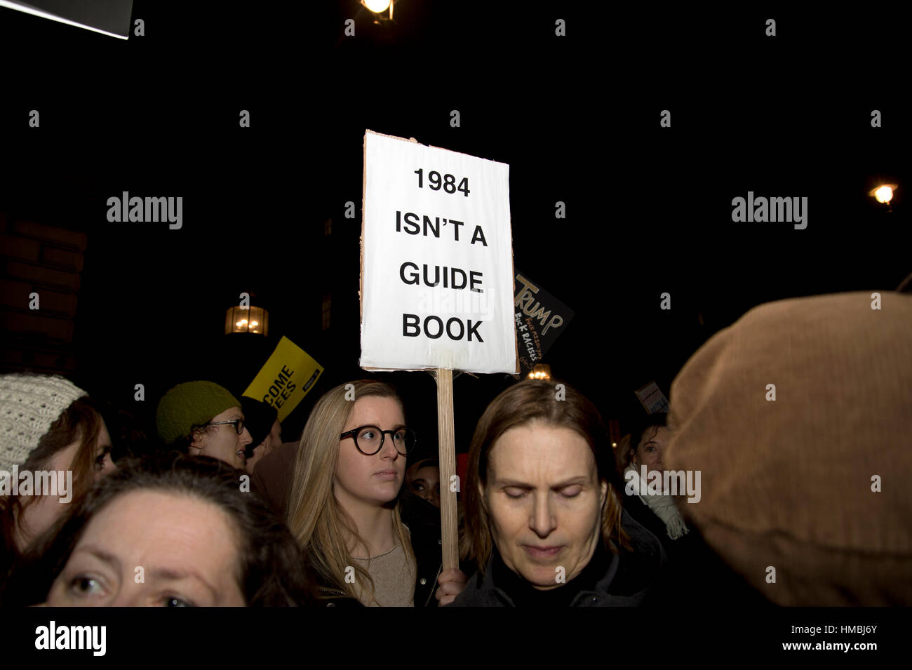 Protestation contre l'interdiction de voyager à l'atout de Donald sur les Musulmans et l'invitation à une visite d'État. Une femme tient un panneau disant 1984 n'est pas un guide book'. Banque D'Images