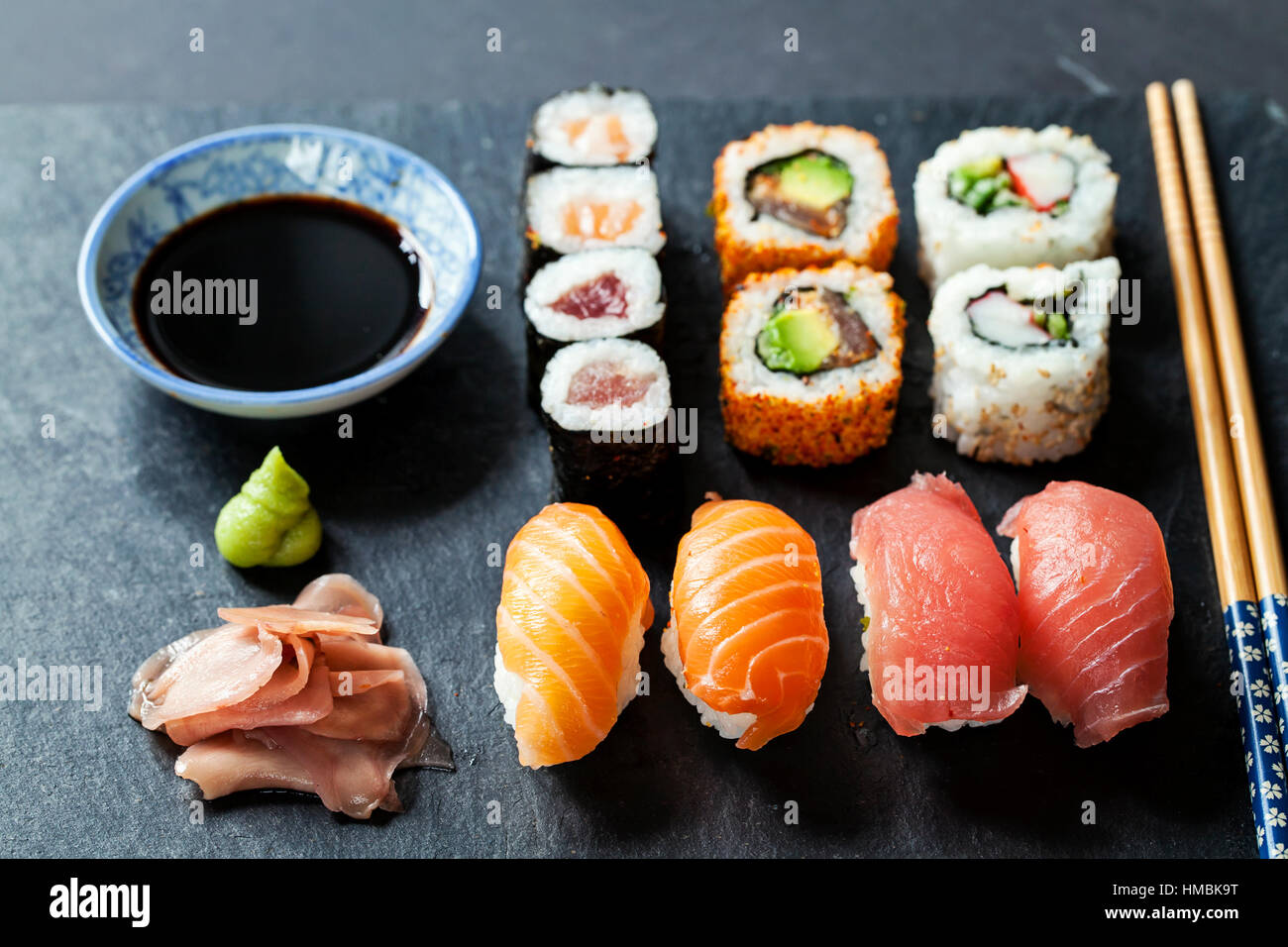 Le saumon et le thon sushi sur la plaque en ardoise noire Banque D'Images