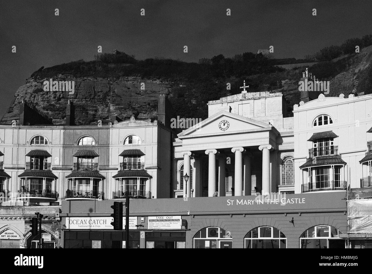 Pelham Crescent et St Marie dans l'église du château sur le front de mer de Hastings, East Sussex, Angleterre du Sud Banque D'Images