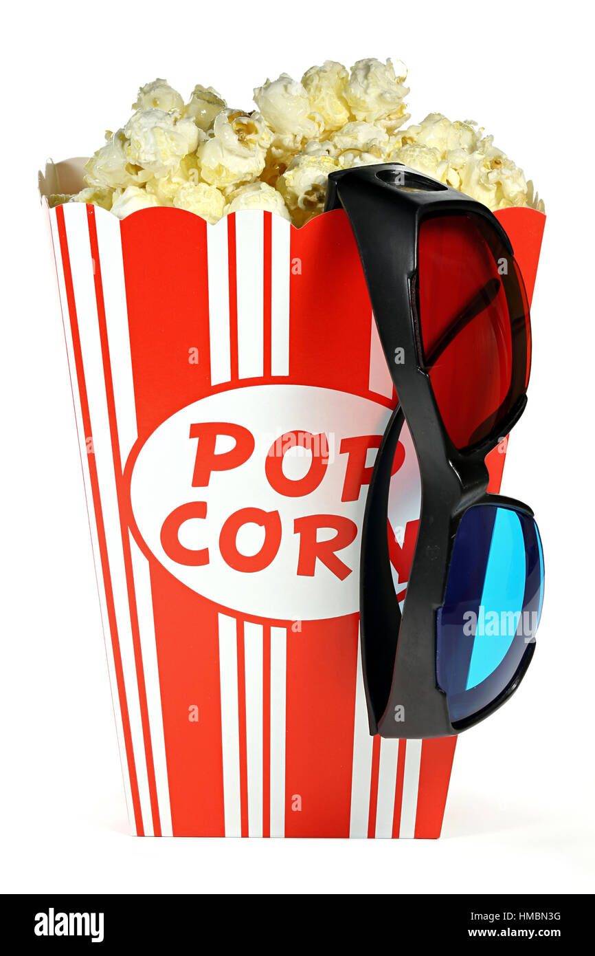 Le maïs soufflé dans un contenant en carton avec des lunettes anaglyphes isolé sur fond blanc Banque D'Images