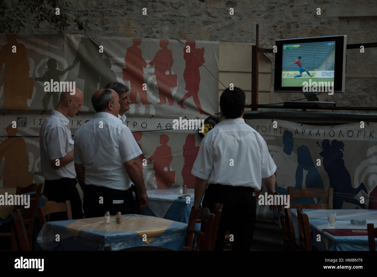 Serveurs de regarder un match de football à la télévision. Athènes, Grèce Banque D'Images