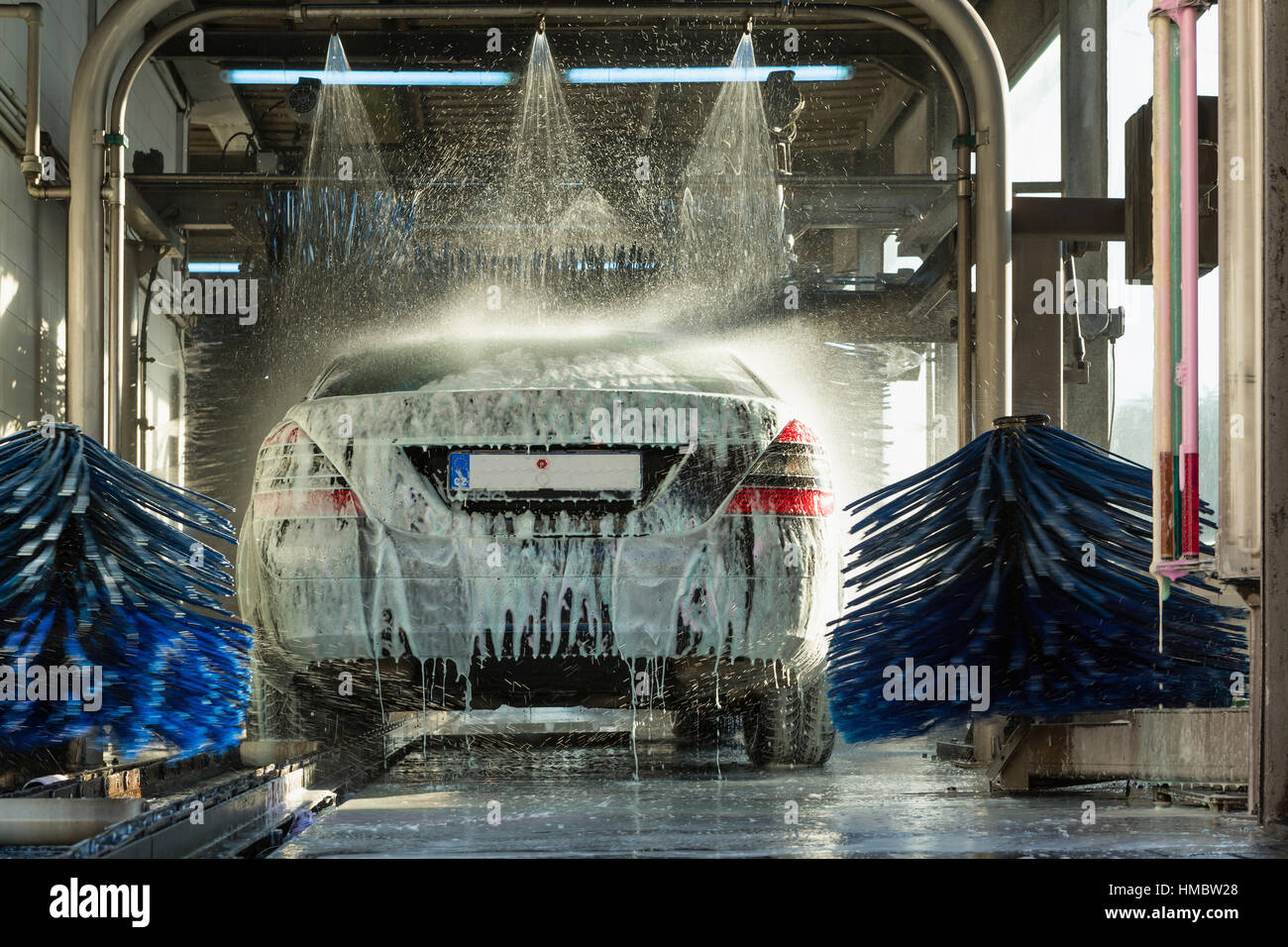 Lavage de voiture, lavage de voiture, l'eau mousse de lavage automatique en action Banque D'Images