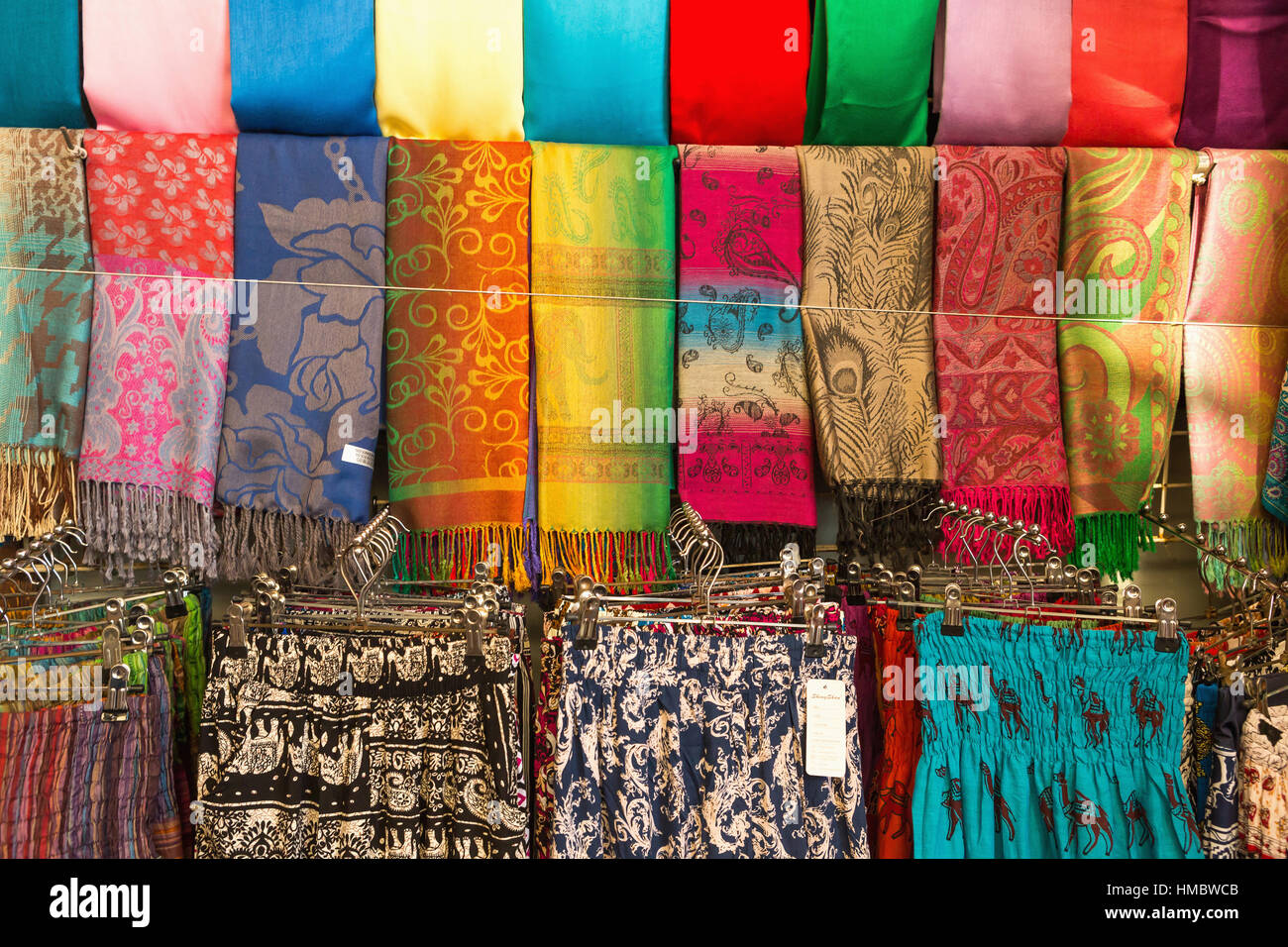 Belle vente de foulards en soie cambodgienne sur un marché asiatique à  Dubaï Photo Stock - Alamy